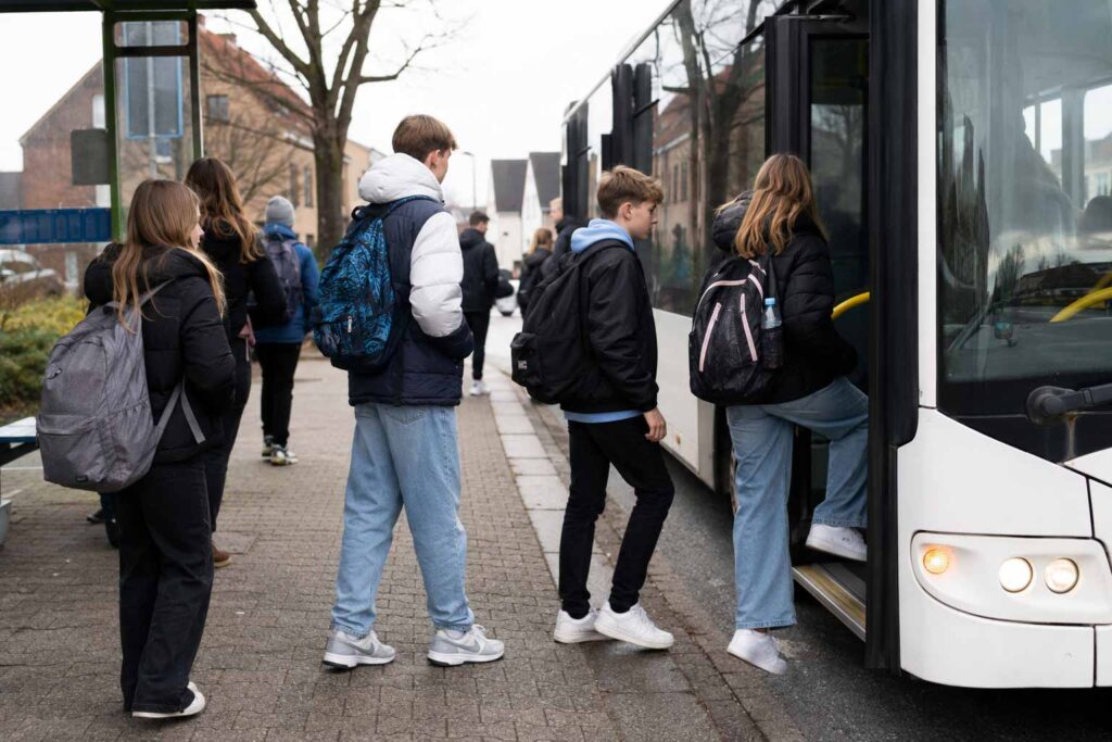 Danke guter Verbindungen ist die Anreise mit dem Bus schnell und unkompliziert.